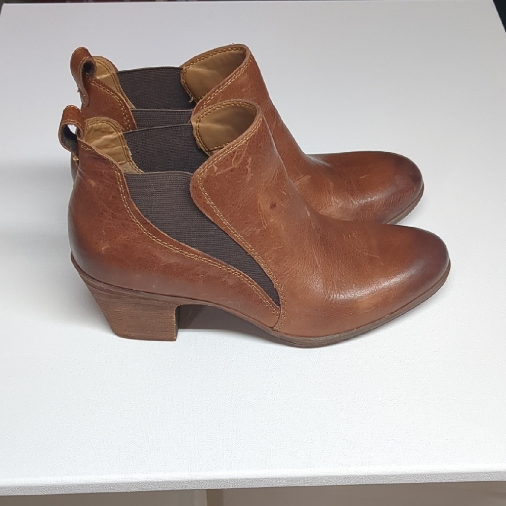 Comfortiva Tan Leather Ankle Booties